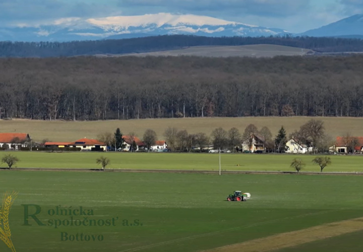 Jarné rozmetanie hnojiva – štart vegetačnej sezóny 2026